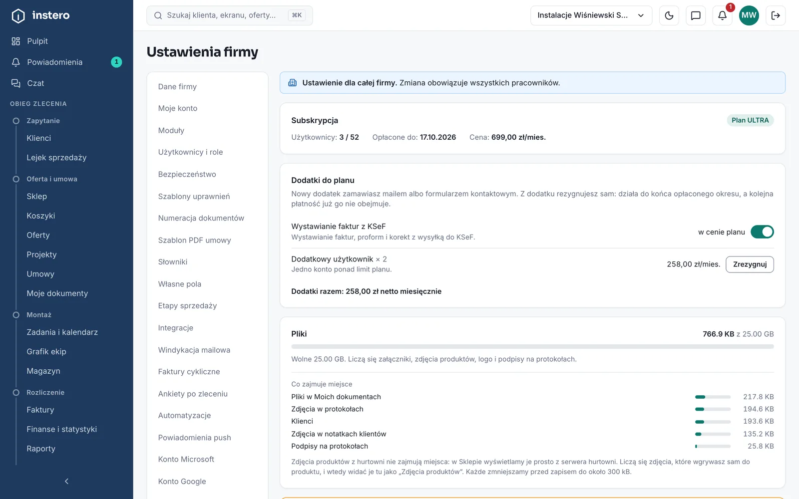 Ustawienia firmy → Subskrypcja. Kafelek płatności pojawia się nad tym miejscem, gdy zbliża się koniec okresu.